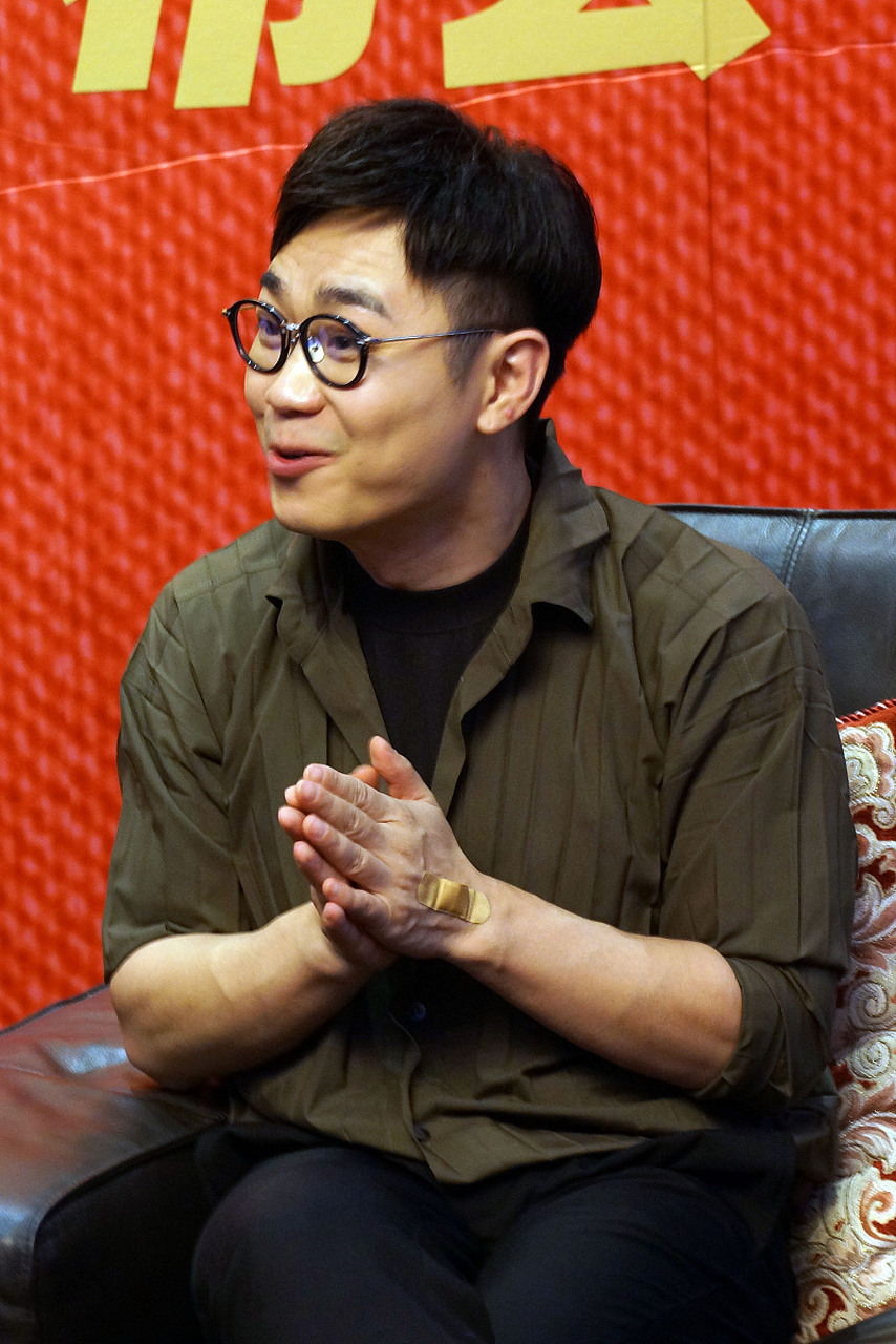 大鹏拍摄煎饼侠,和柳岩一起坐在三十层大楼的边缘,夜风吹拂,大鹏瑟瑟