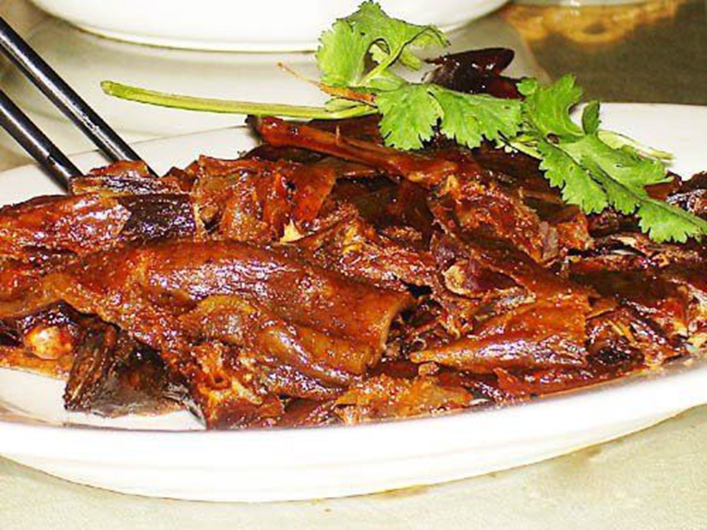 这道菜是咸甜味,狸肉酥烂醇香,色金红,汤汁稠亮,咸鲜口味中有甜味