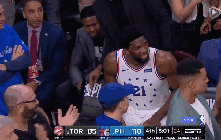 太开心!恩比德下场扭动屁股跳起舞来,15投22 9 9他同样赢得掌声