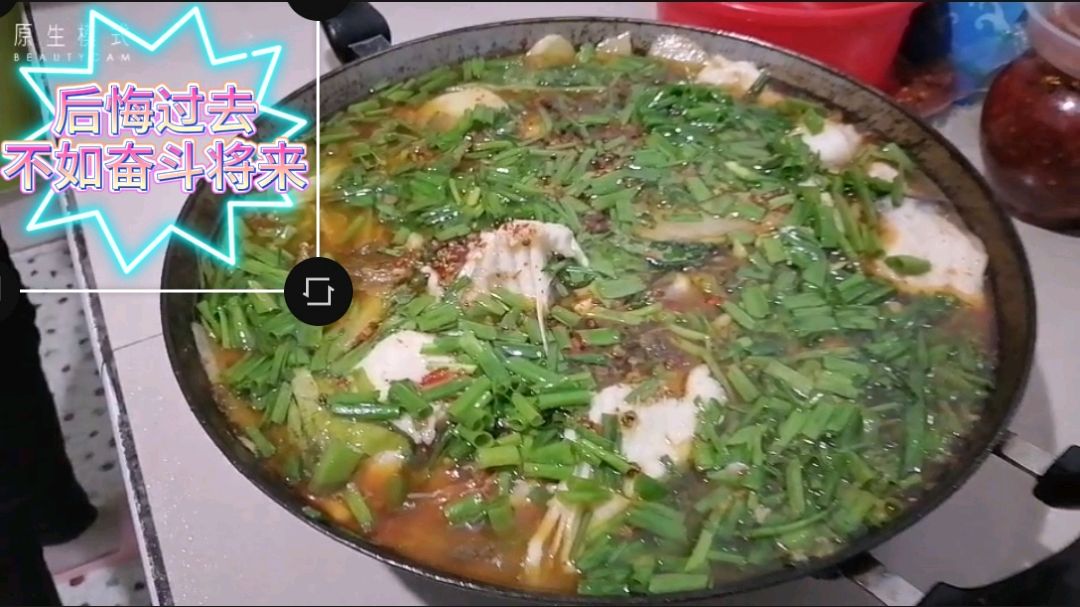 为款待贵宾,掌柜大显身手,亲自烹饪青花椒鱼,着实惊艳