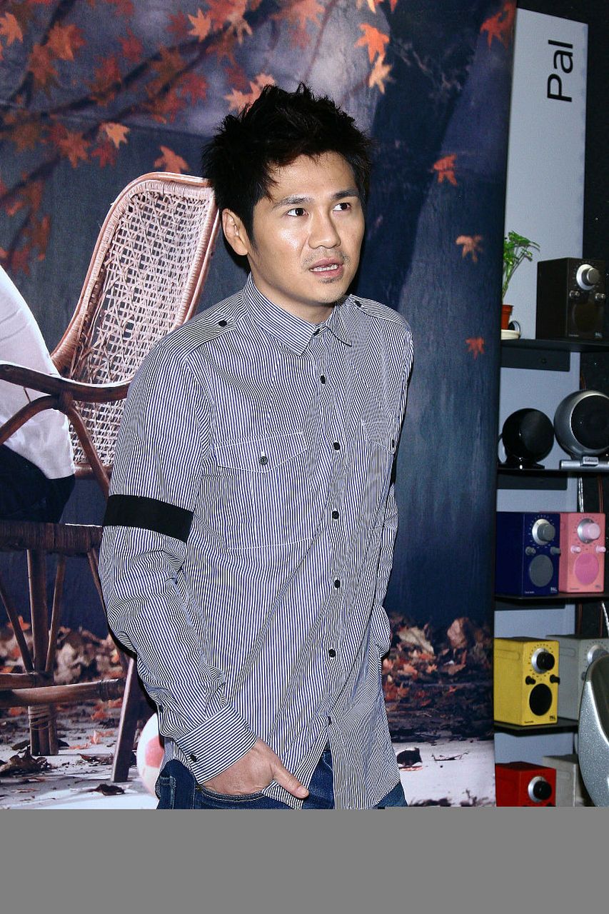 现在曹格又企图拿孩子当借口,挽留前妻想要求复合,经常骚扰前妻,前妻