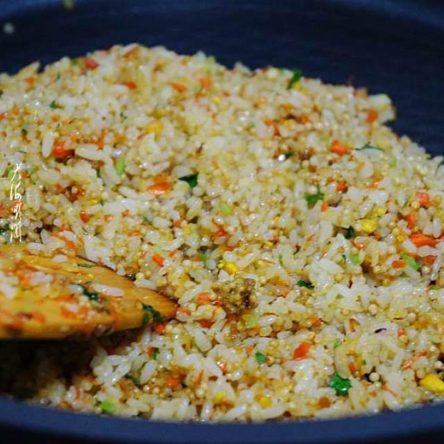 炒鱼子饭,自己做的,材料十足,味道更是鲜美