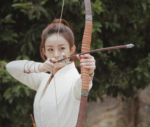 古装女星射箭姿势:景甜冷艳,最后一位帅到起飞 赵丽颖一袭白色束腰战