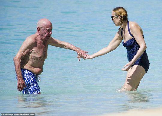 87岁默多克元旦期间携第四任妻子海滩度假 出水后靠娇妻搀扶推行