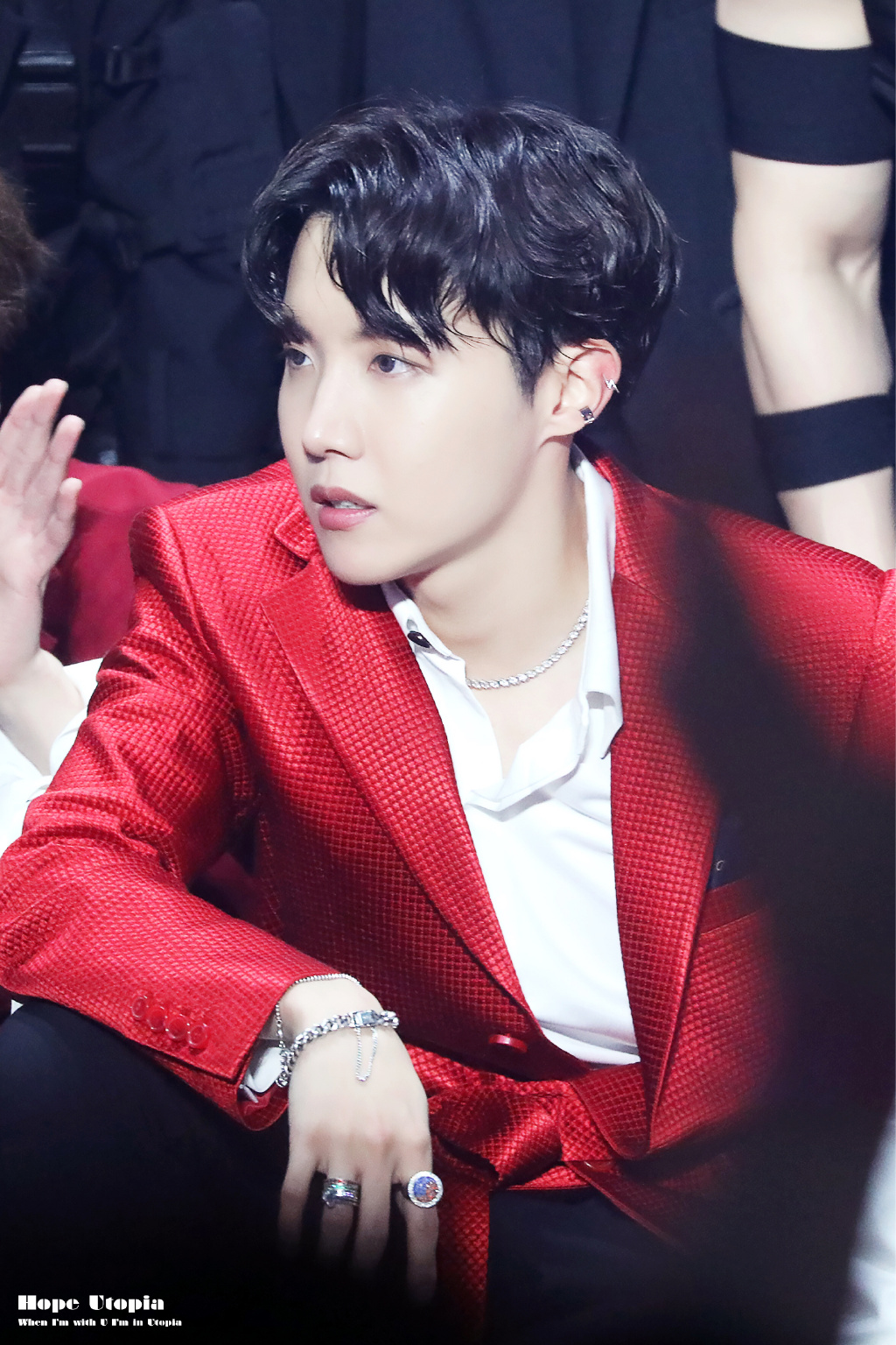 防弹少年团全员西装出席颁奖礼 又是帅气爆发的wuli弹!