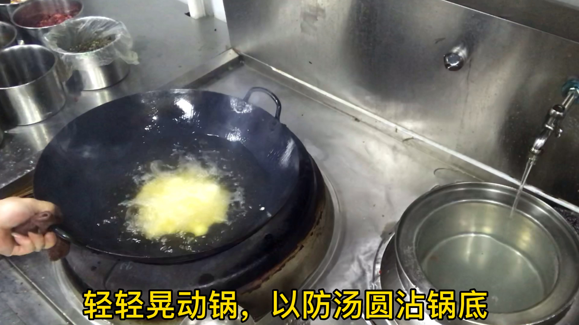 大厨做了一道“酸菜炒汤圆”,色泽金黄,这手艺没的说