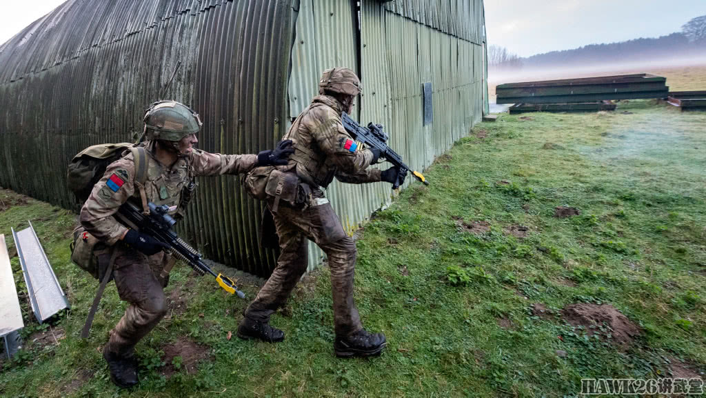 英国伞兵团"地狱训练"拖着伤员成为毕生难忘的痛苦经历