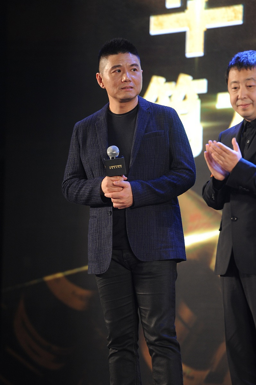 歌手曾毅说,我和玲花第一次见面的时候,我一头黄发,她一头红发.