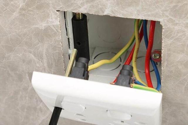 插座坏了,维修或换新费高的离谱,咋办?其实一个小铁棍就能解决