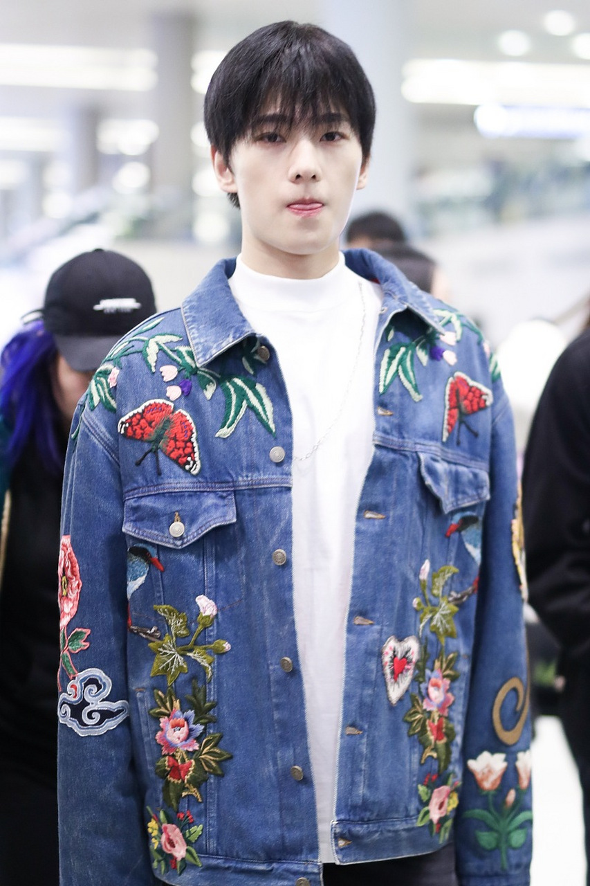 杨洋和龚俊,都穿过,绣花的牛仔服!谁穿更好看呢?很难选吗?