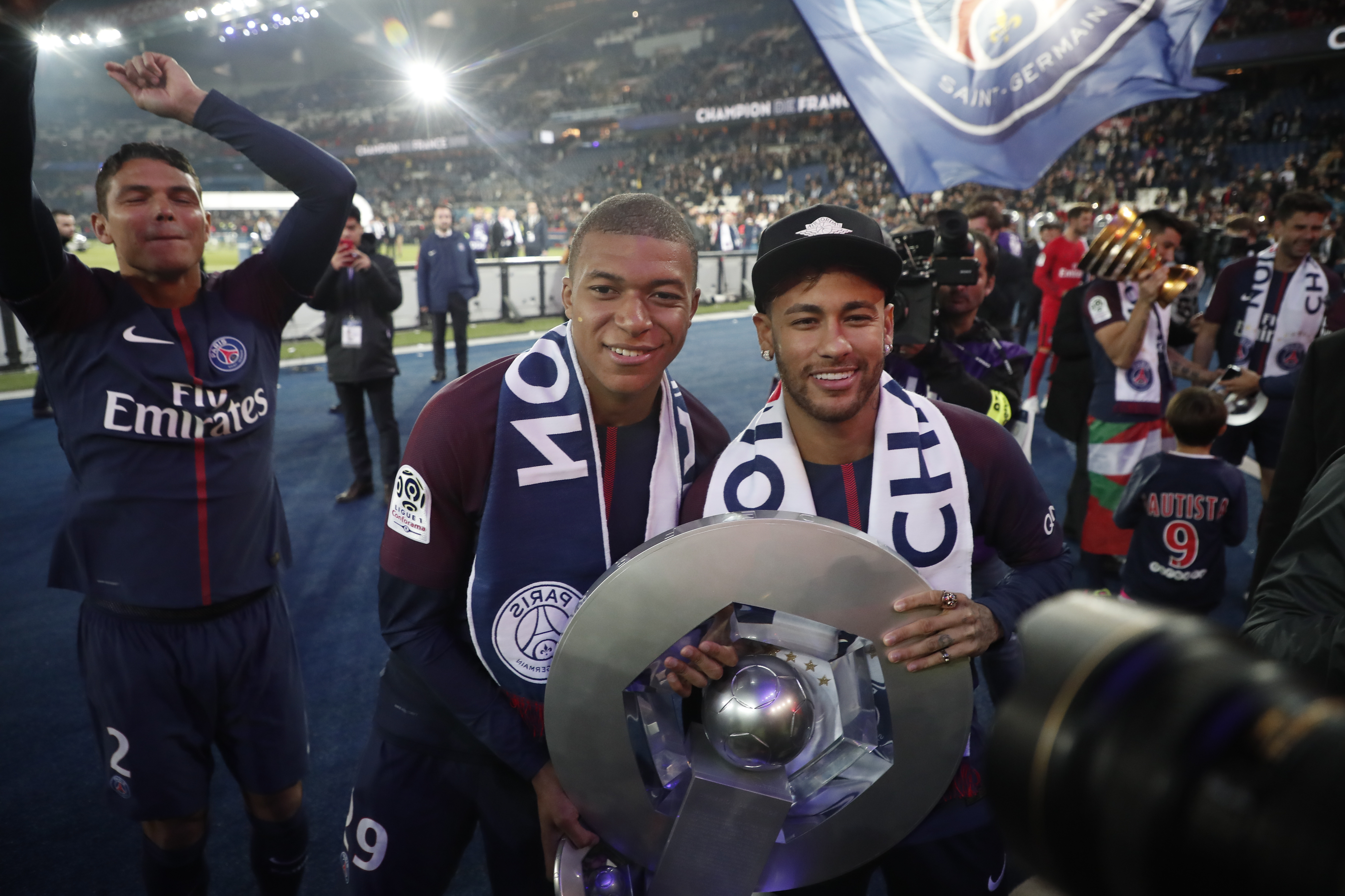足球——法甲联赛:巴黎圣日耳曼获颁冠军奖杯(7)