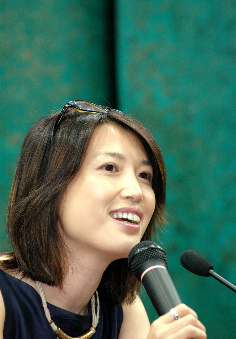 1991—1995考入北京广播学院外语系英语专业,学习英语及传播.