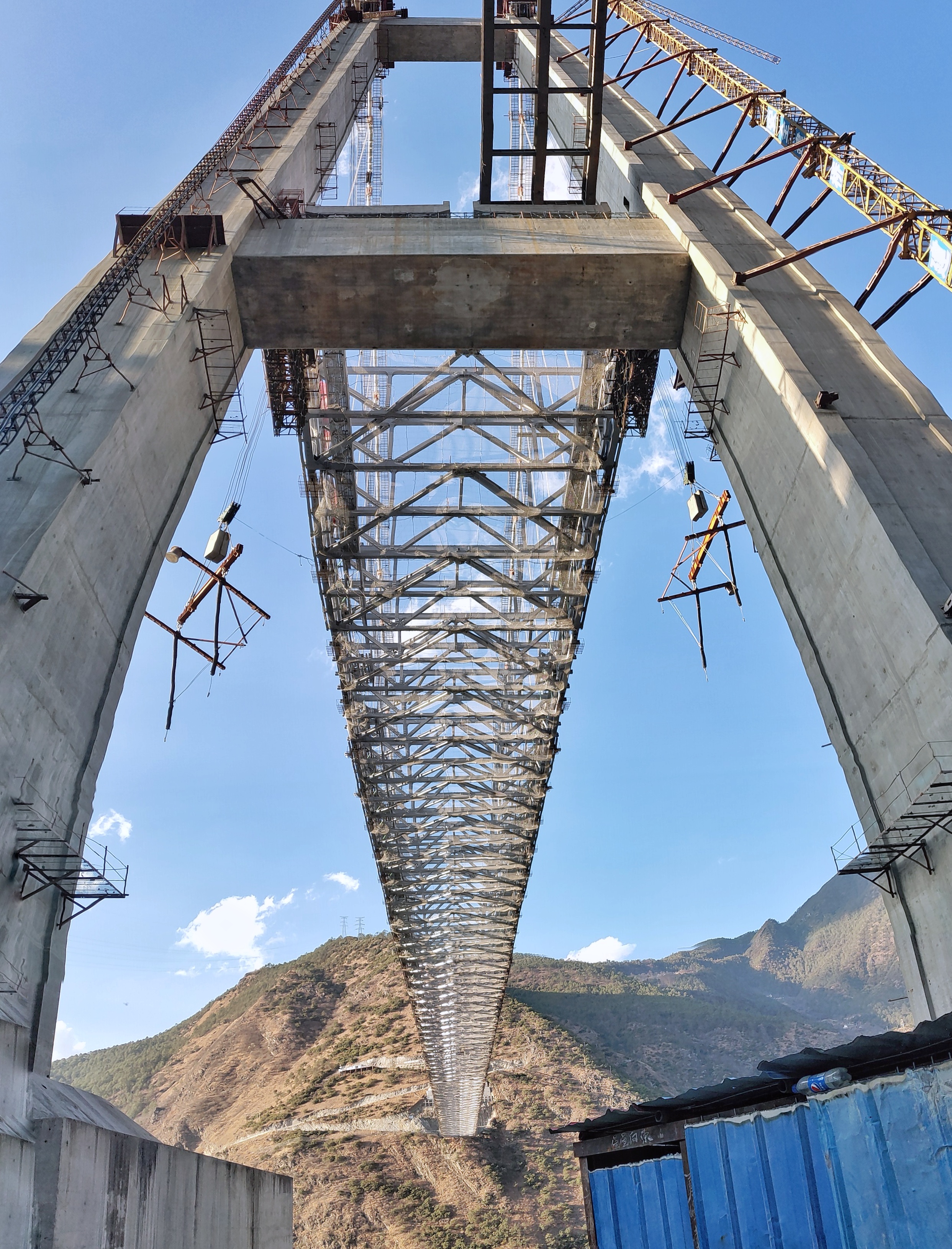 云南香丽高速公路虎跳峡金沙江特大桥合龙(4)