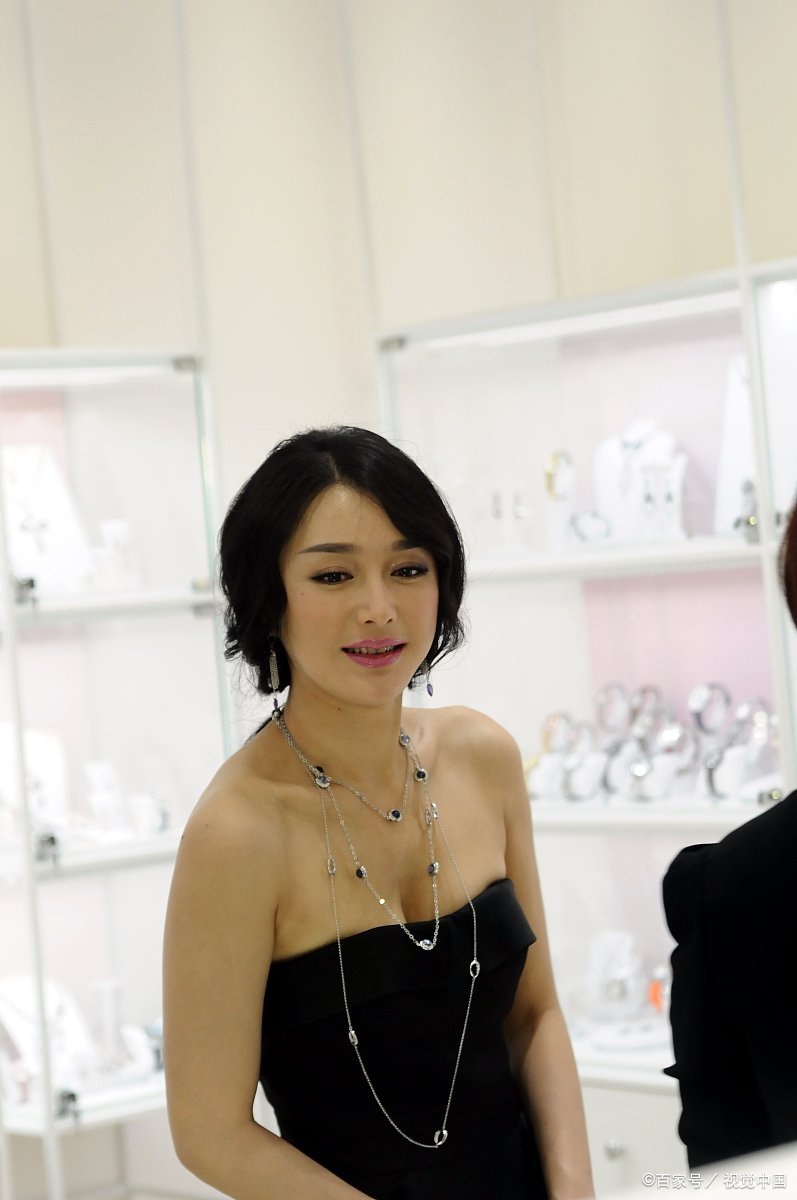 41岁女星秦岚穿超低领裹胸裙打麻将,摸到好牌笑得合不拢嘴