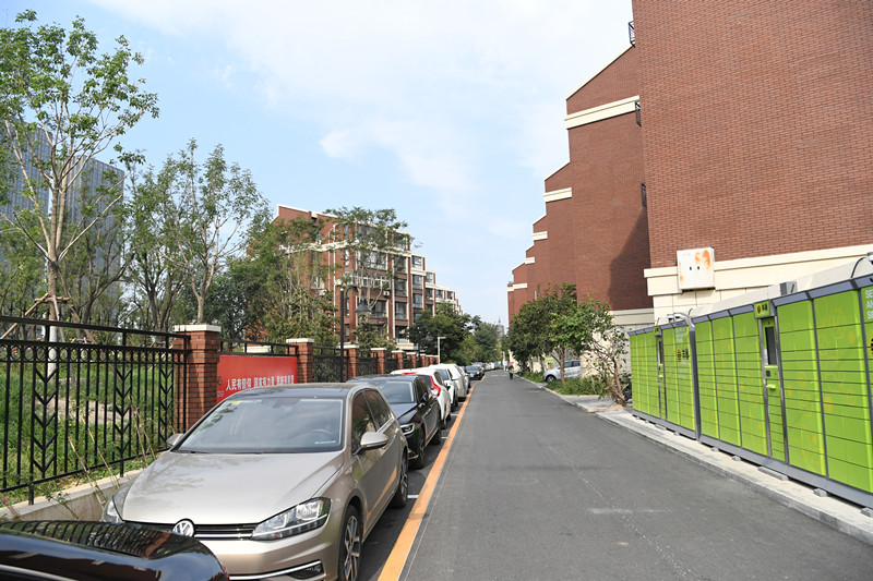 通州天桥湾小区"老破旧"变"小别墅" 居民代表送锦旗表感谢