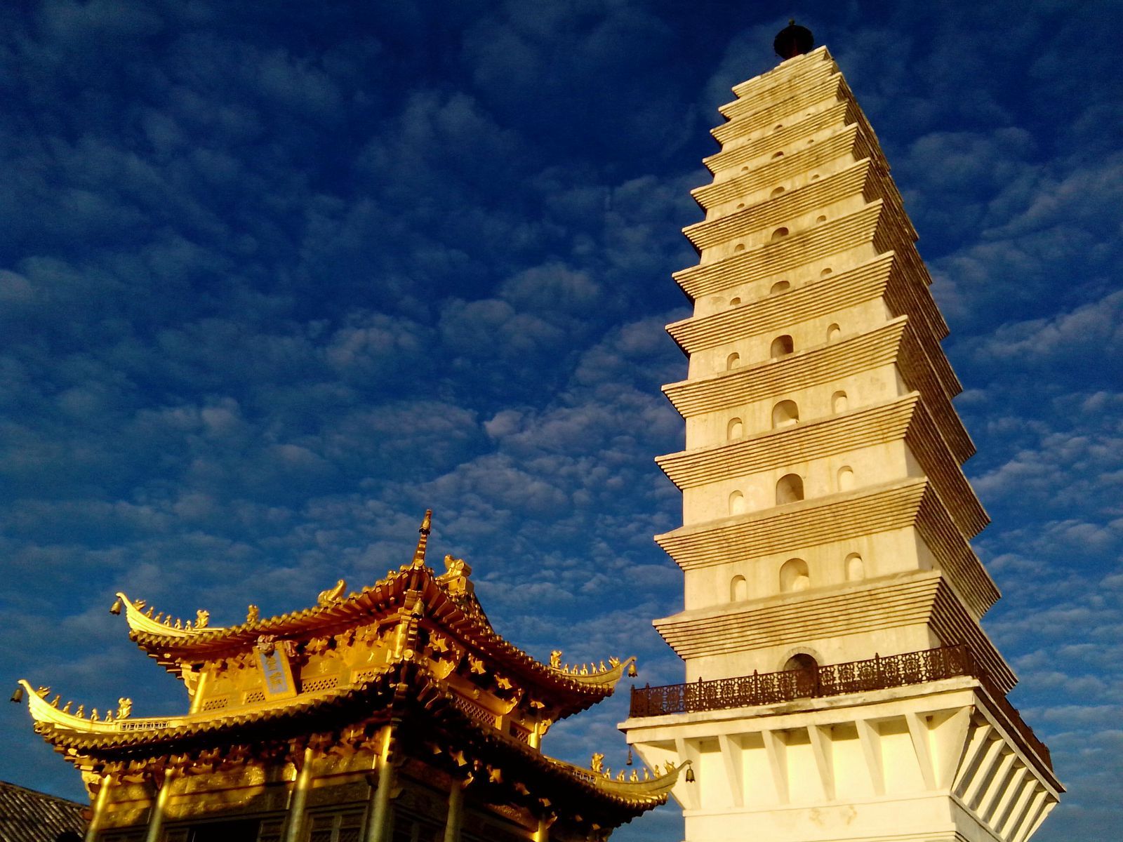 这里的空气清新,山中云雾缭绕,气象万千,不是仙境胜似仙境!