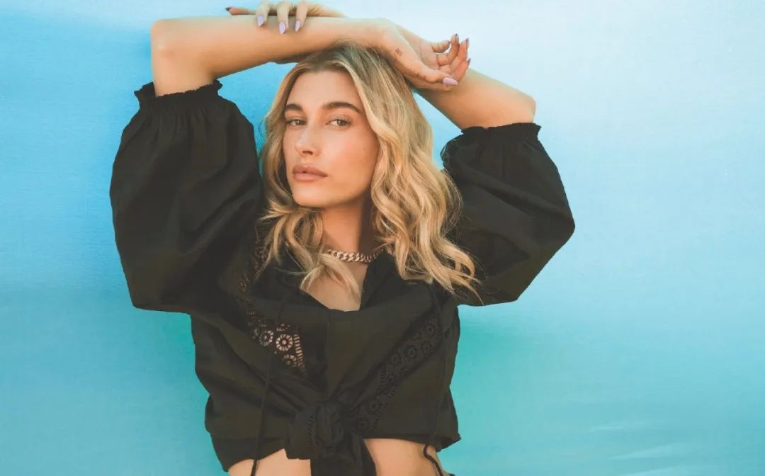 比伯娇妻海莉拍摄大片,同色系套装复古时髦,不愧"北美时髦精"