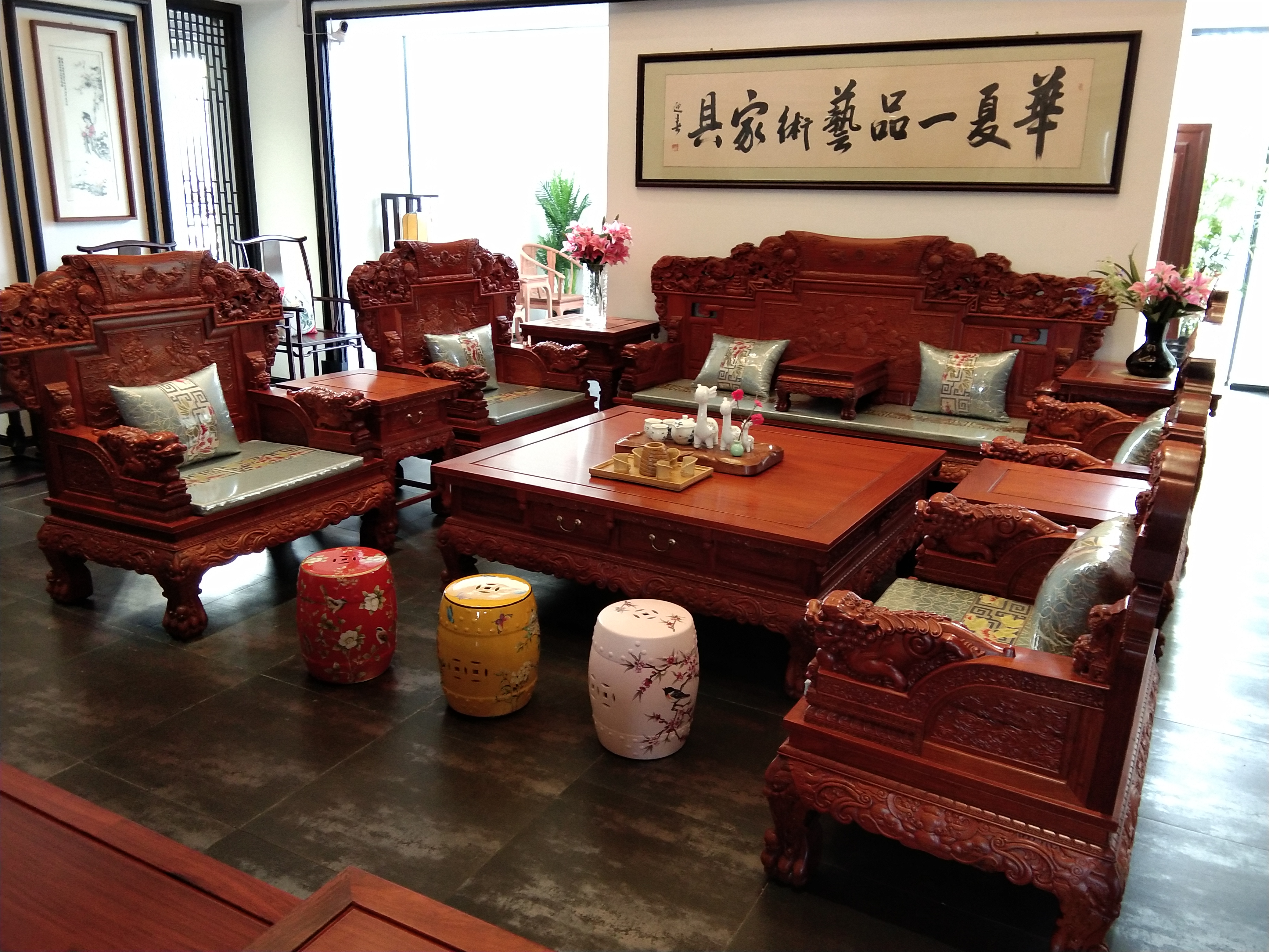 红木家具的制作工艺起源于中国传统建筑工艺,尤其是建筑中的榫卯拼接