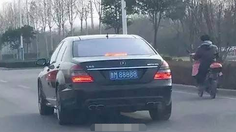 山东第一富豪张士平,座驾复古又防弹,车牌"五个8",低调拉风