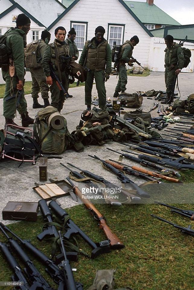 马岛战争中阿根廷奇袭英国马岛后拍的照片,英军高举双手投降!