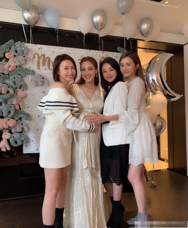 陈凯琳挺孕肚开派对,晒浴室美照身材依旧纤细,与闺蜜开心合照