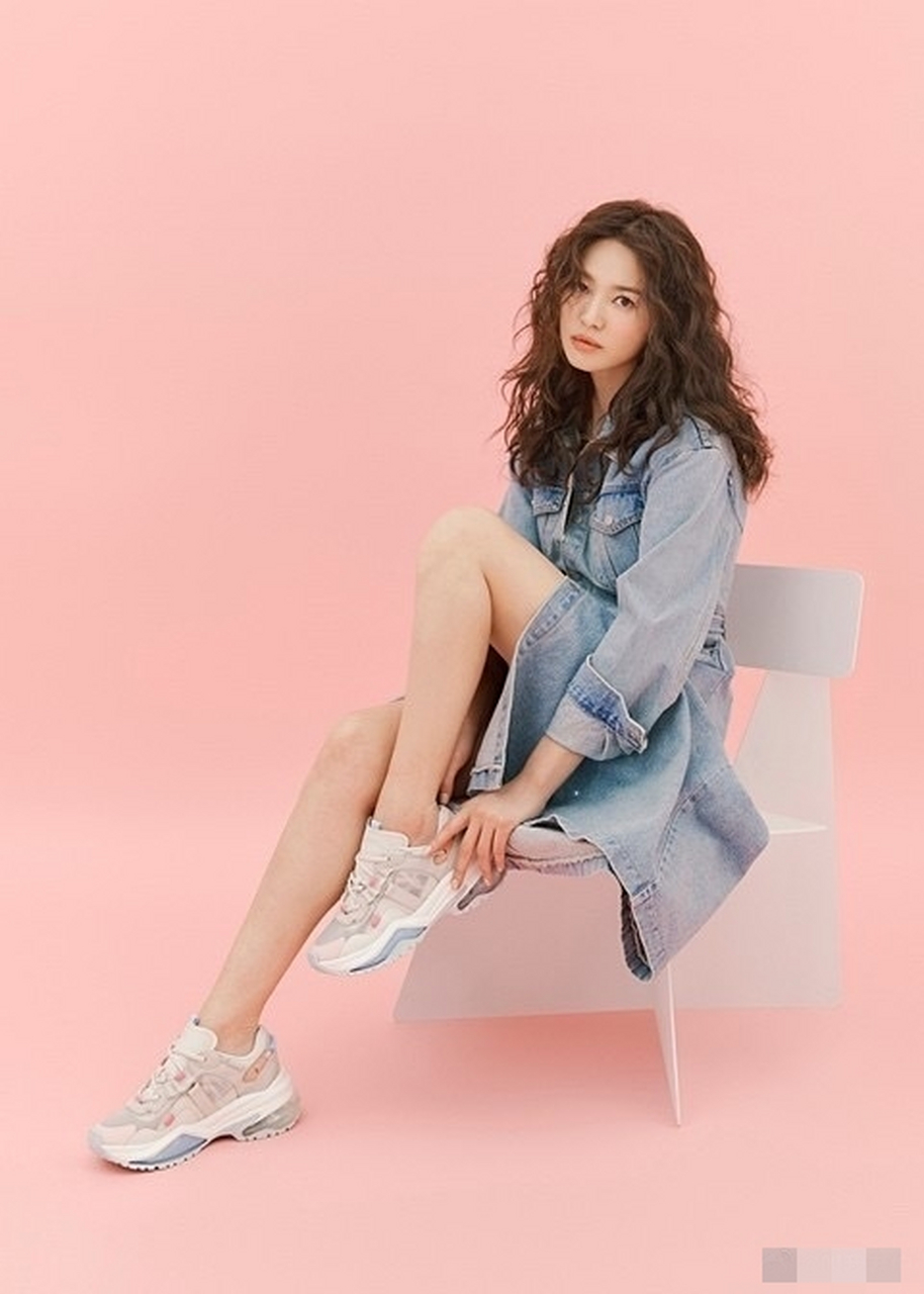 卷发造型的宋慧乔精致如洋娃娃,牛仔裙白色系统统轻松驾驭,颜值依旧