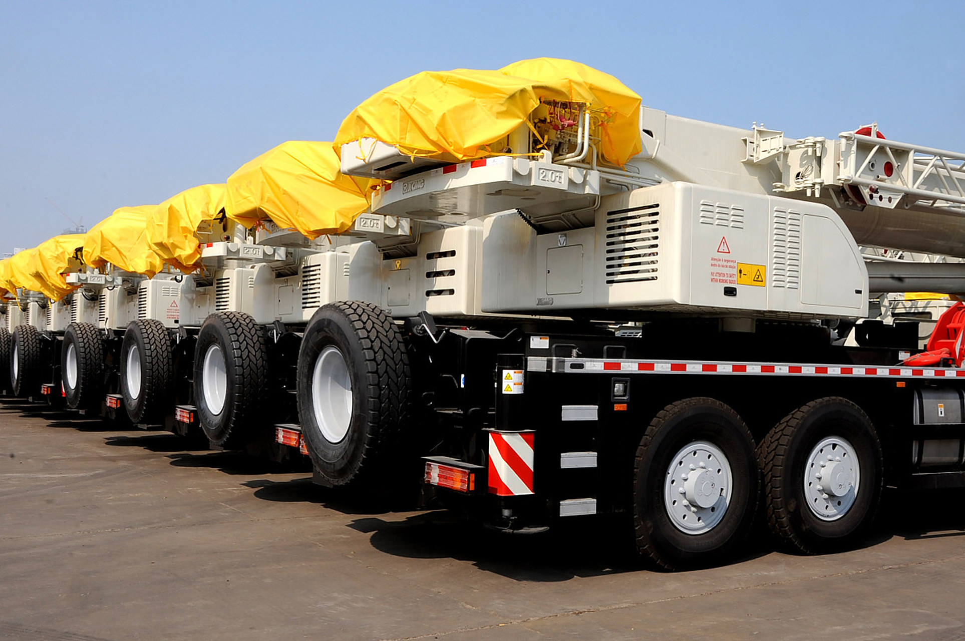 全球最长101米碳纤维臂架混凝土泵车,国内首台3200吨履带式起重机