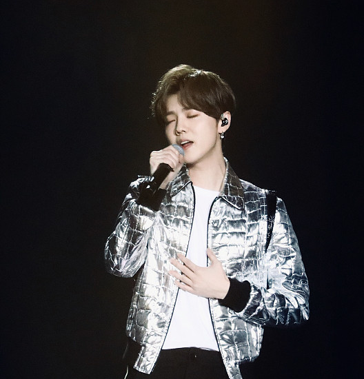 跨年演唱会:鹿晗打扮帅气登台献艺,口罩遮面玩神秘!