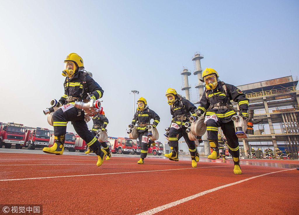 江苏泰州举行消防员应急救援比武竞赛