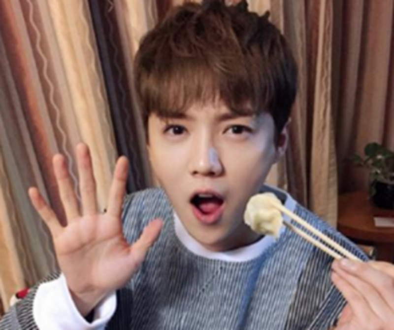 男明星吃饺子,鹿晗可爱张嘴,千玺直接用漏勺,陈赫跳起来吃!