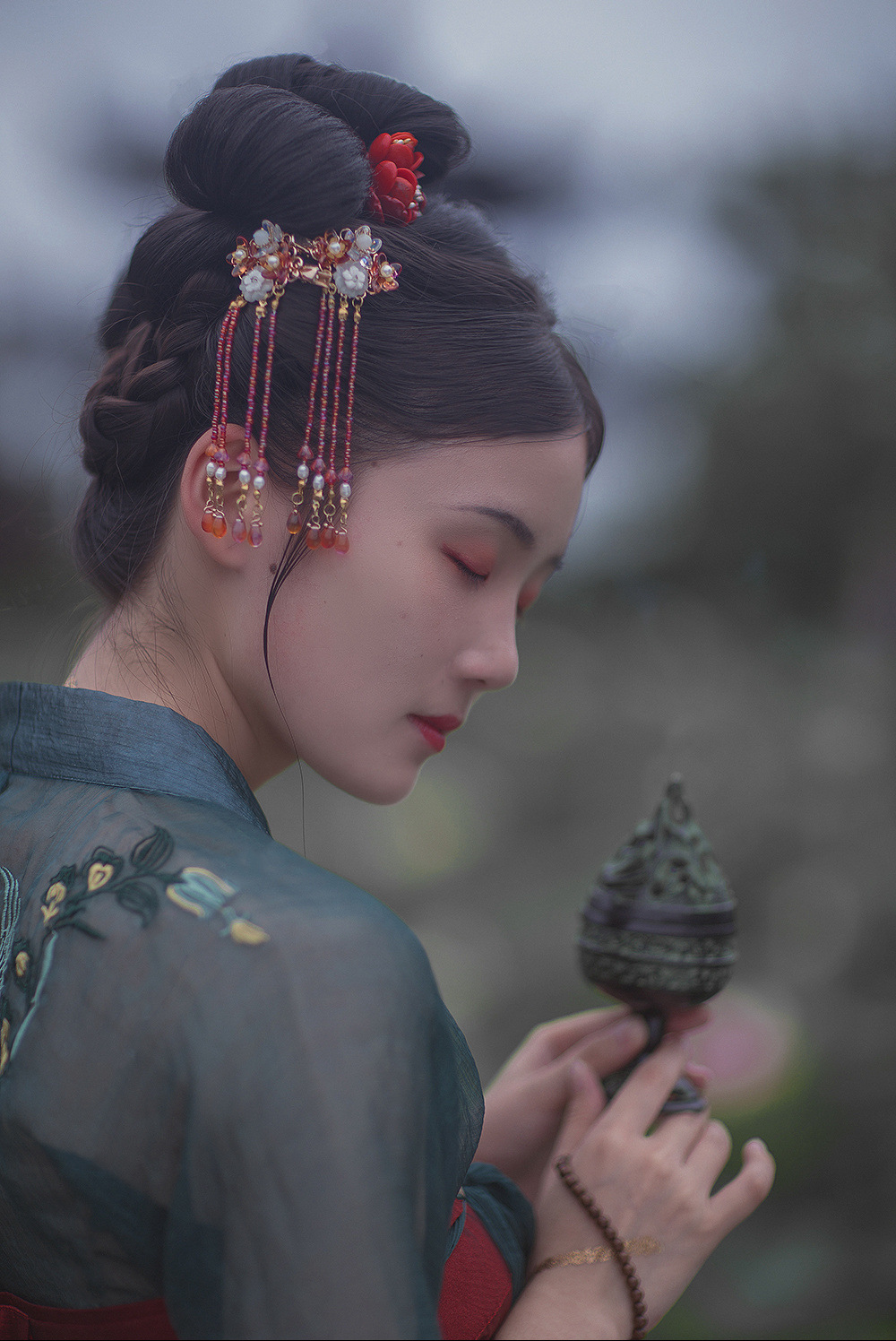 汉服古风:了此残生前,我望着满池夏花,独寄人间雪满头