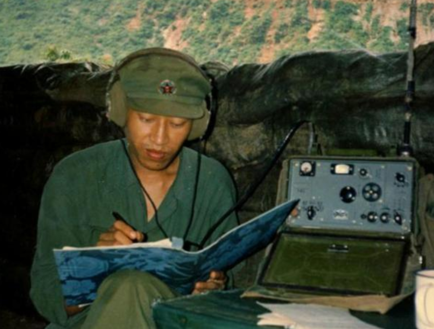 对越自卫反击战老照片:图一通讯兵在整理电报,图六上有战斗英雄