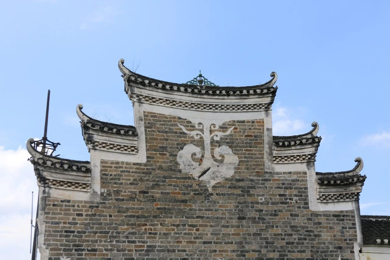 五叠式马头墙一般用于大型民居,被赋予了五岳朝天的寓意,如图1a所示