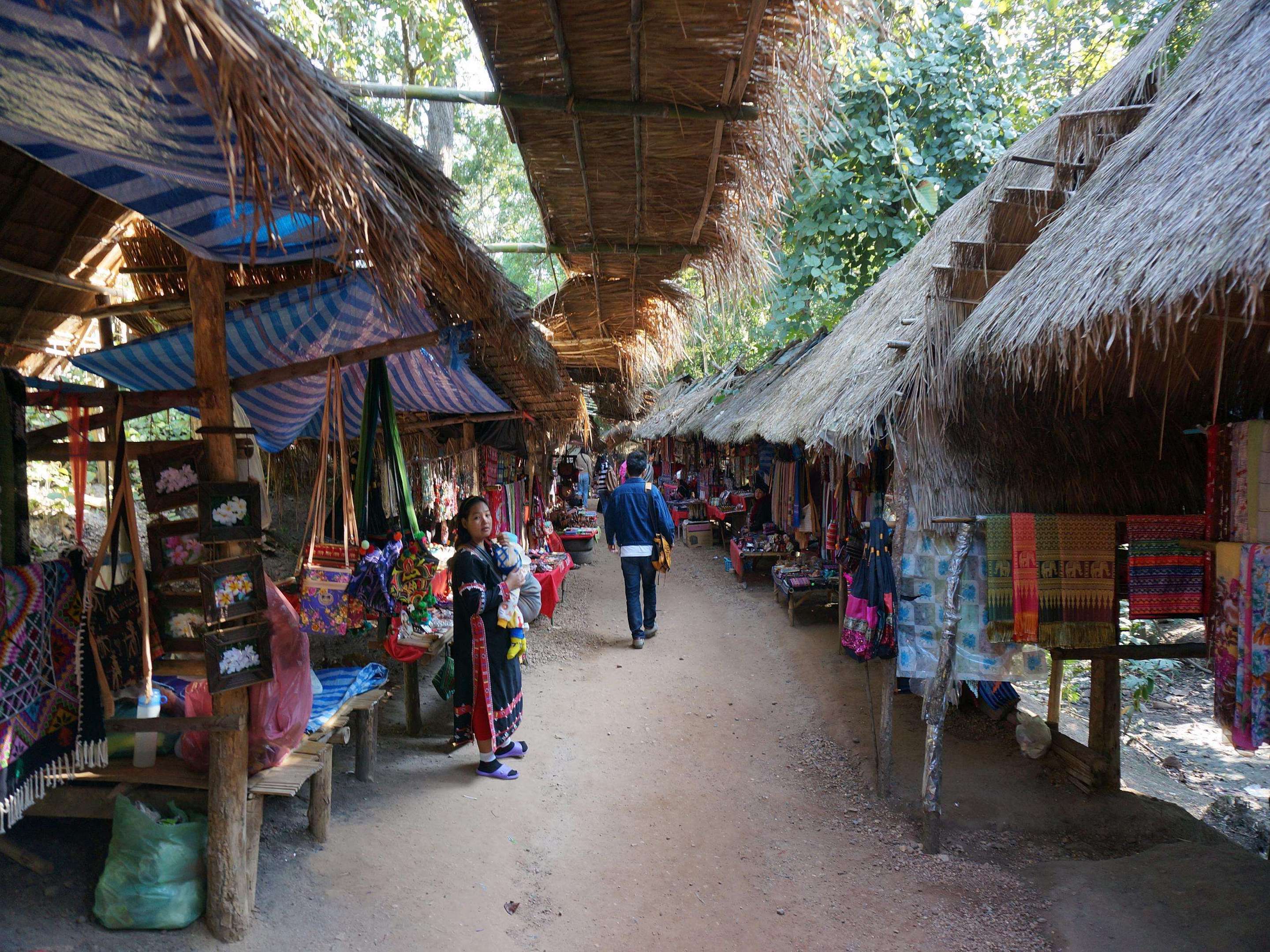 泰北丛林,神秘的长颈族,那里的老奶奶和少女的生活是什么模样?
