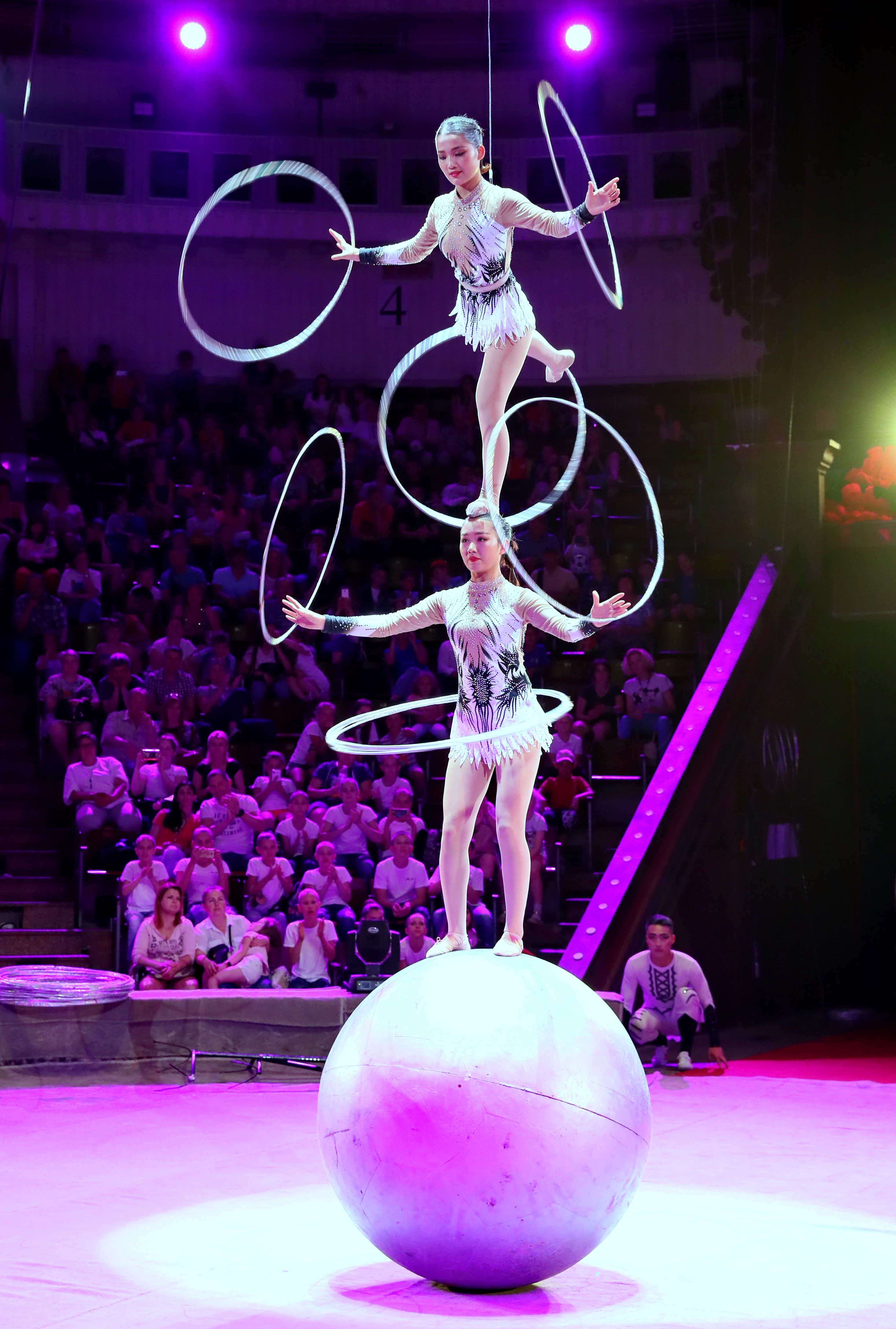 中国杂技亮相第四届乌克兰"金栗子"杂技节(1)