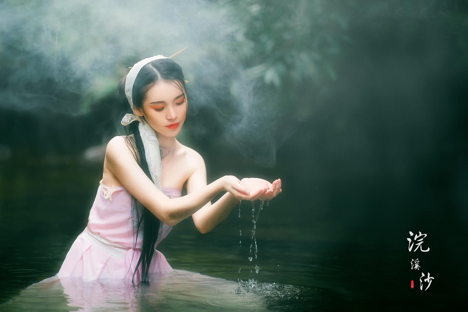 摄影师拍下美人出浴的瞬间,小姐姐好像《青蛇》中的王祖贤