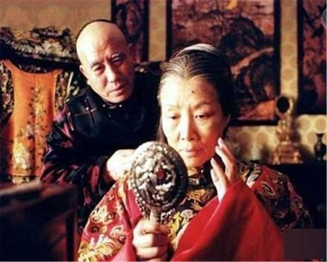 李莲英有一绝活,给慈禧梳头不掉发,慈禧要是知道原因后非被气活