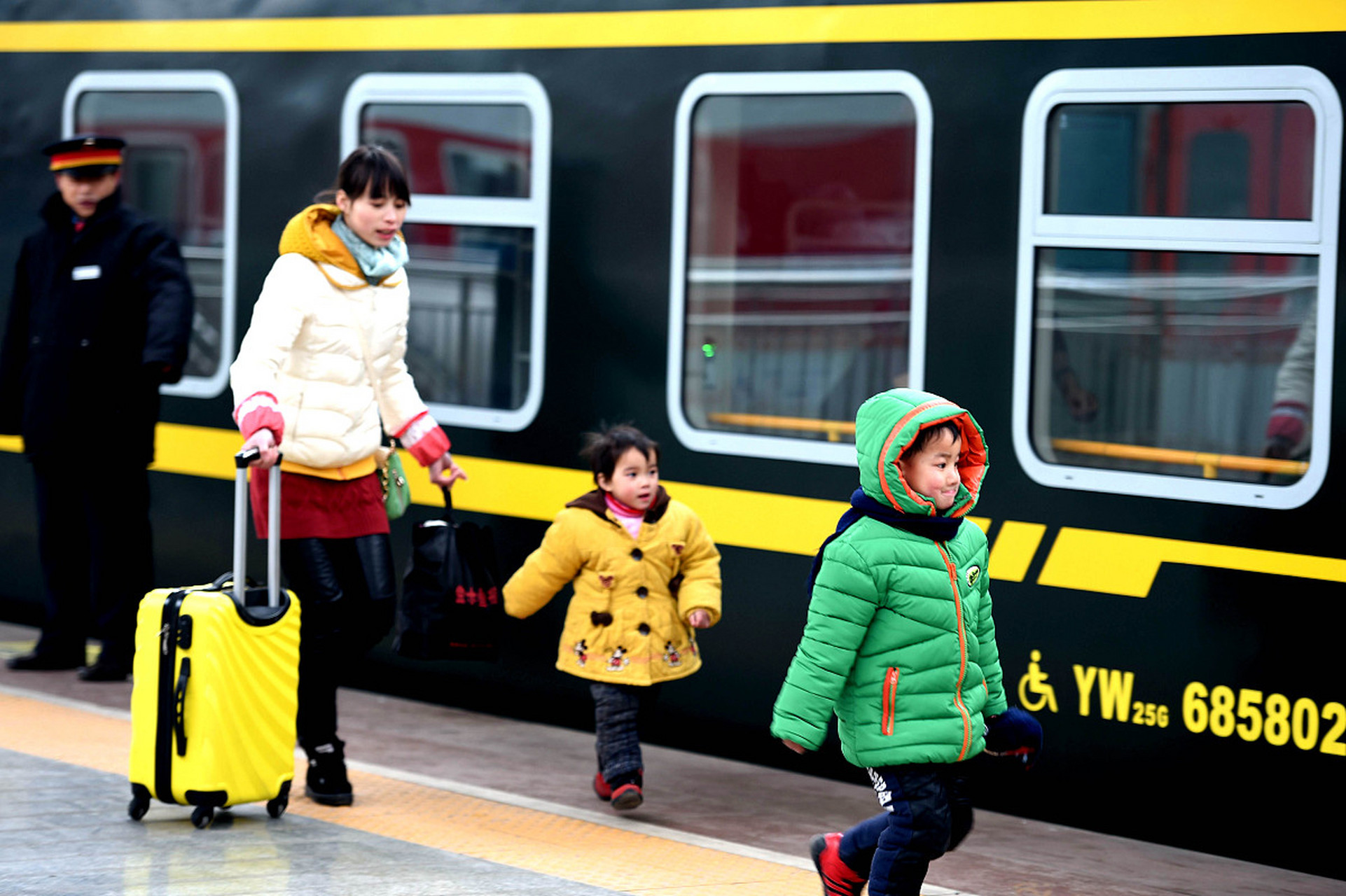 明起儿童乘火车须带有效身份证件# 暑假高峰期到来,市民们纷纷带着