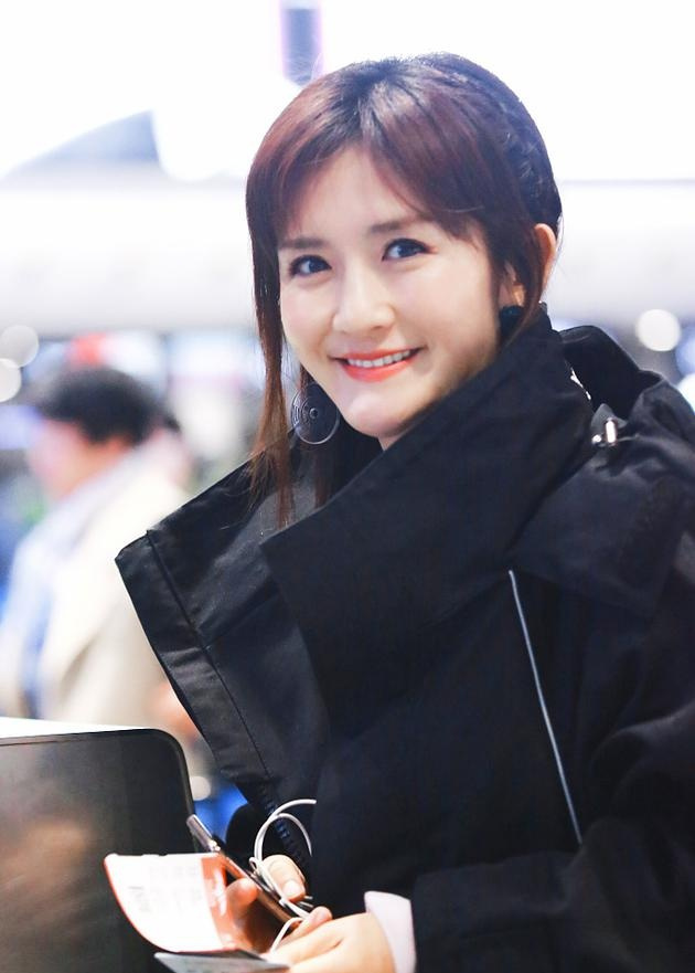 谢娜的私服终于美一次!谢娜现身机场,谢娜戴着口罩气质恬静!