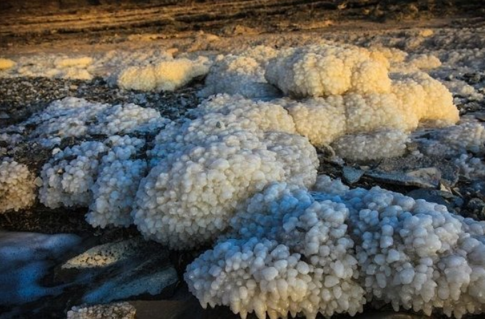 死海的天然盐晶,晶莹剔透,形状奇特,犹如一件件精美的艺术品