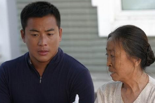 "丑娘"张少华病重住院,儿子不管,胡歌看望失声痛哭