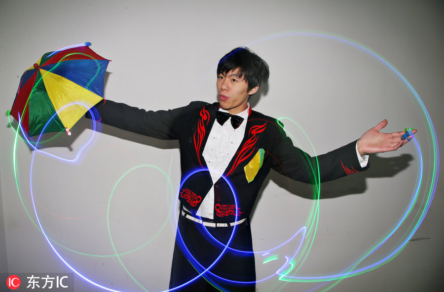 除了日常的工作和演出外,吴春阳还热衷于公益活动,与多家外来务工子女