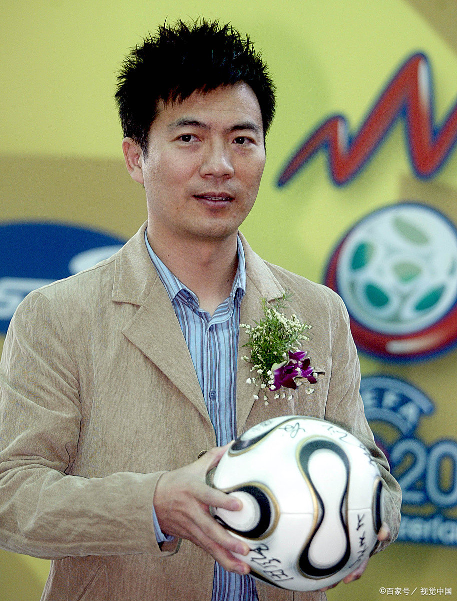 黄健翔,可能是每一个中国球迷都熟悉的,甚至是最喜欢的足球解说员