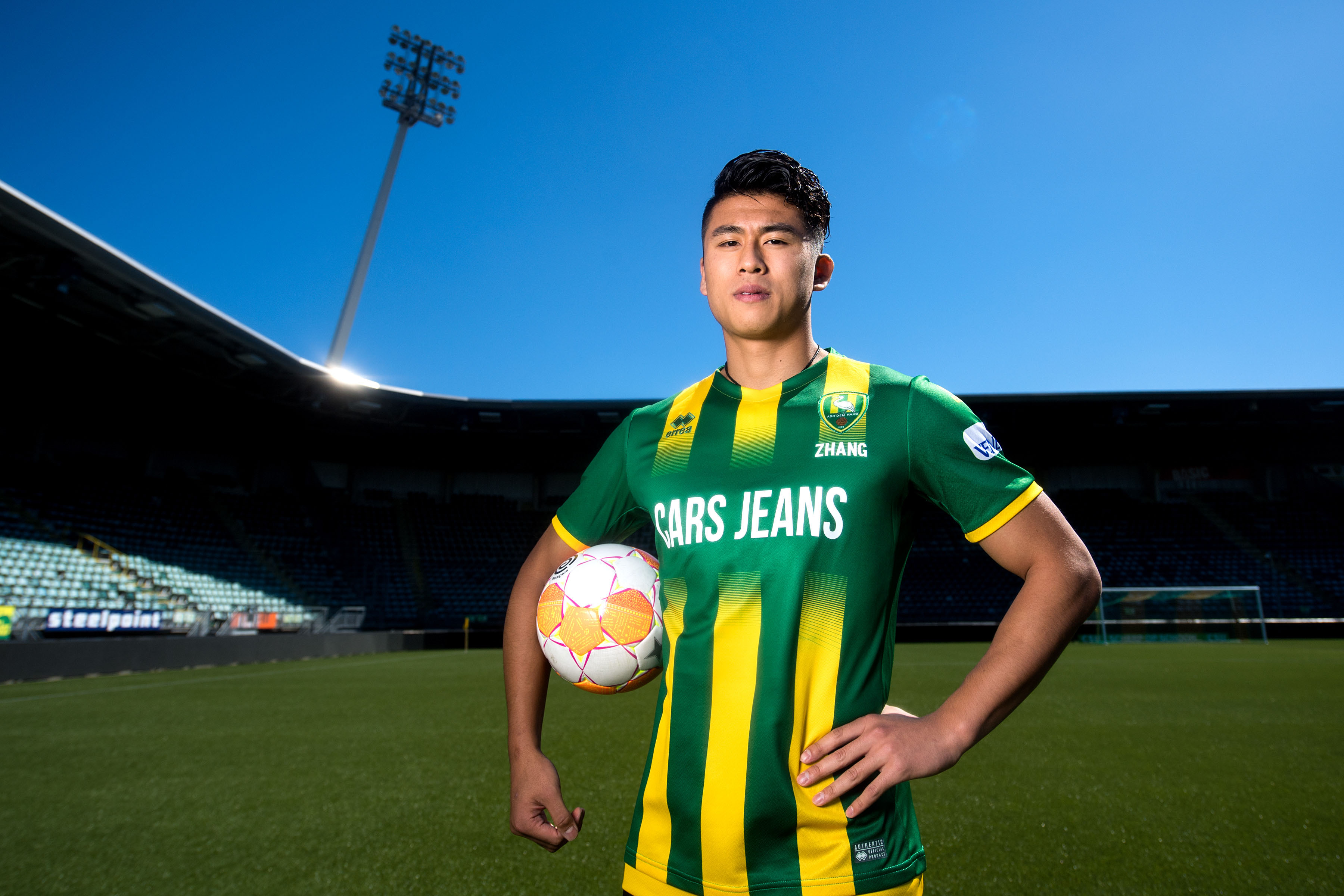 这个男人昨晚头顶脚踢,吓坏对方后卫,助球队主场逼平联赛劲旅!