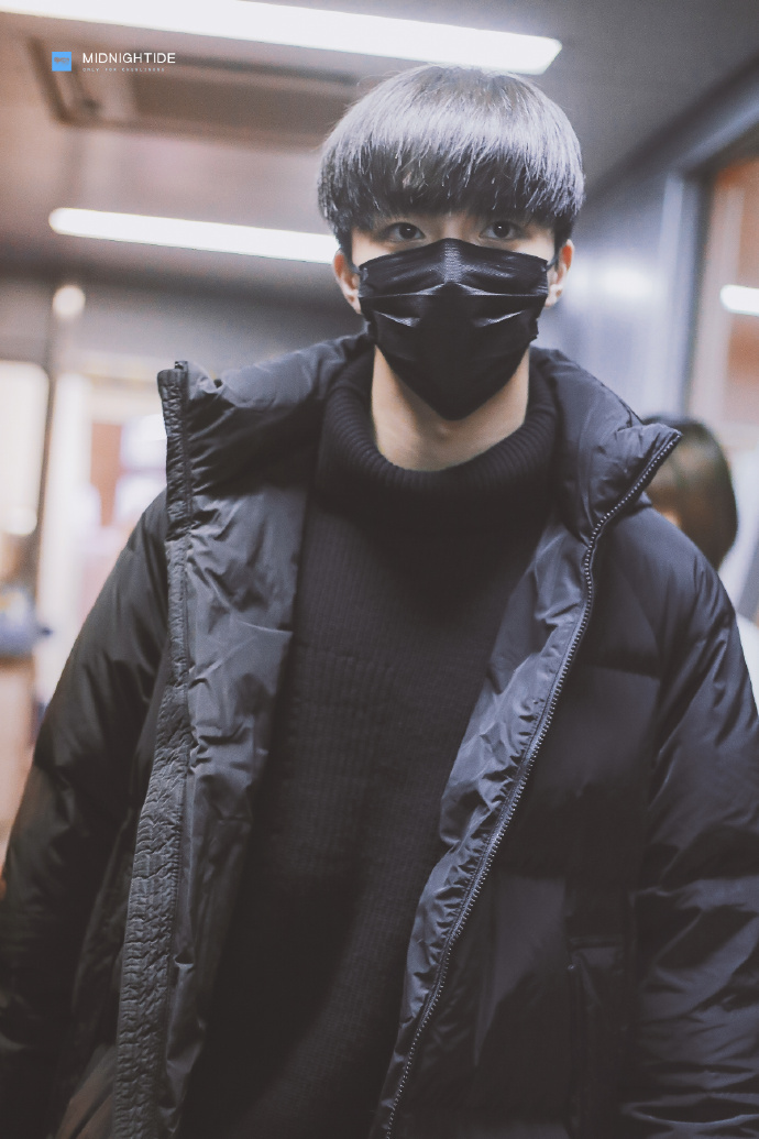 陈立农穿黑色羽绒服内搭黑色高领毛衣现身机场,戴黑色口罩遮面