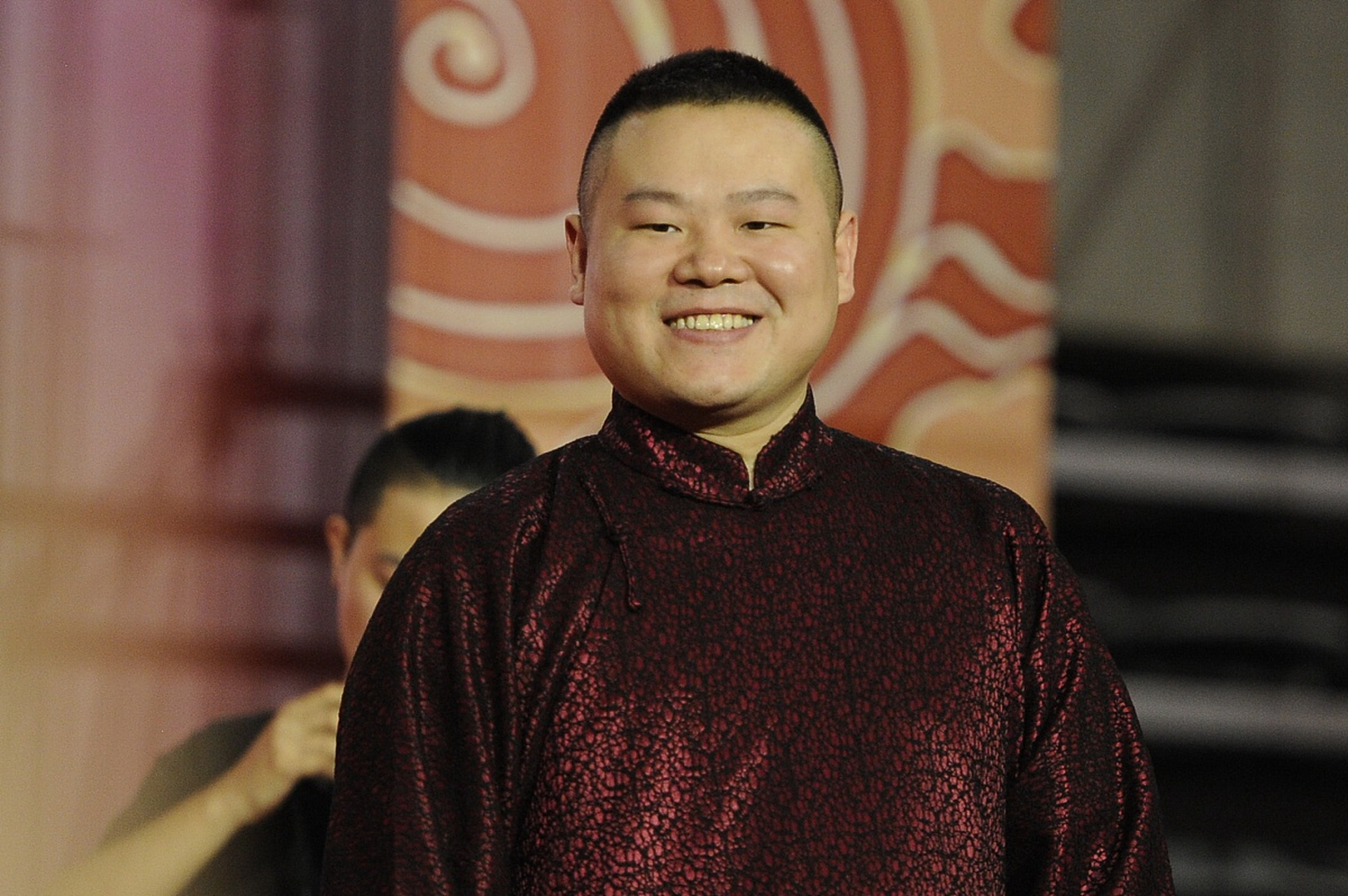 岳云鹏成名之后,年入6000万,发小找他借五万块钱,岳云鹏直接给他转了