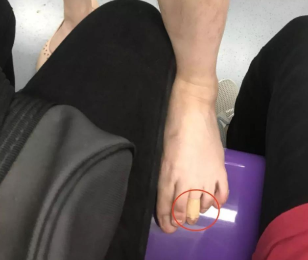 女子地铁抢座失败,穿短裙做"恶心"动作,网友:生化武器!