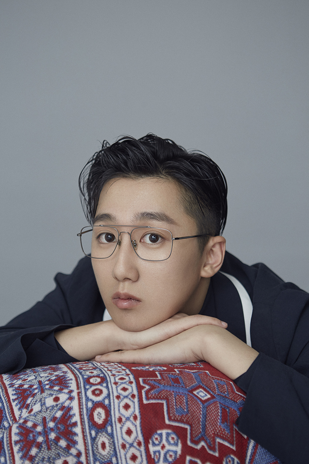 于水歌曝治愈系写真 帅气解锁 "萌宠杀"