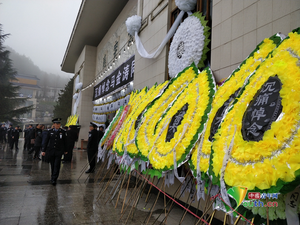贵阳牺牲民警马金涛追悼会举行 民众排队泪别英雄
