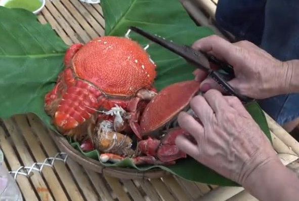 大妈吃2只"老虎蟹",一只3斤重,打开蟹壳后"傻眼"了!